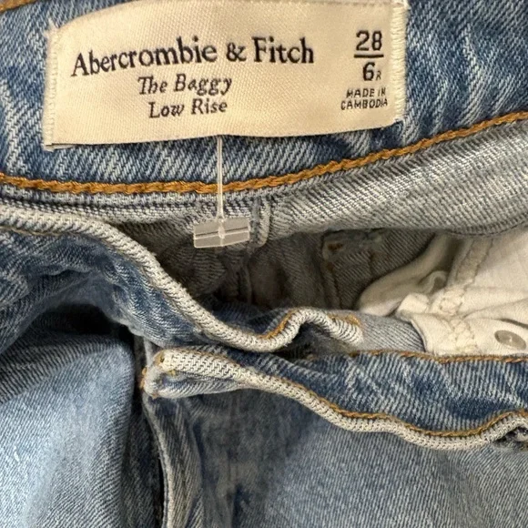 Abercrombie The Baggy Low Rise Jeans Raw Hem Light Wash Size 28 - Picture 5 of 5